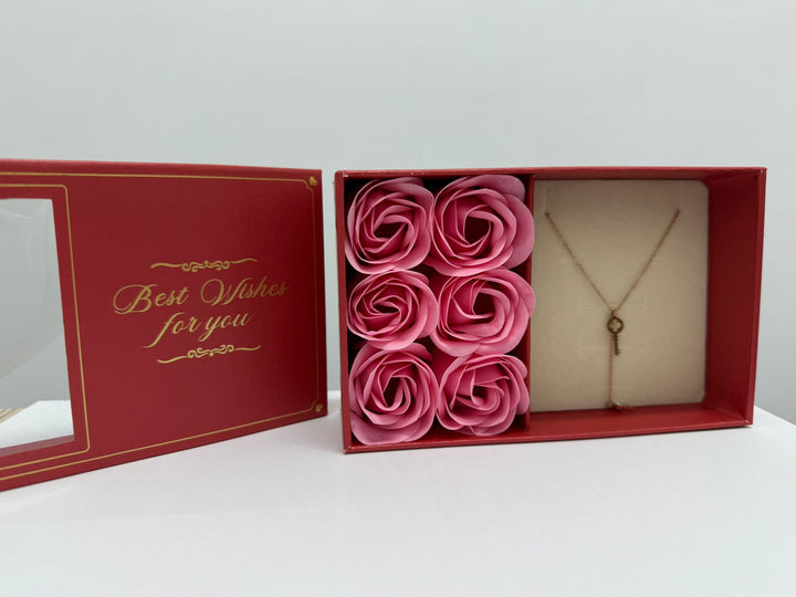 Set cadou "Pearl in real life", cu 6 trandafiri de sapun, kit cu lantic, pandativ pentru montare perla, in cutie eleganta, Roz